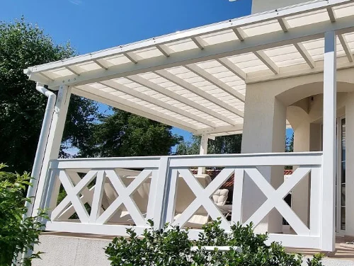 Zadaszenie tarasu z balustradą